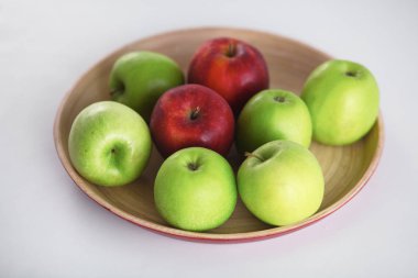 Olgun taze kırmızı ve yeşil elma ile ahşap plaka