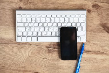Ofis masası ile boş dizüstü bilgisayar, bilgisayar klavye ve diğer ofis, banka donatımı