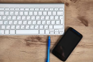 Ofis masası ile boş dizüstü bilgisayar, bilgisayar klavye ve diğer ofis, banka donatımı