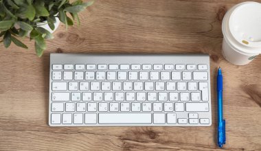 Ofis masası ile boş dizüstü bilgisayar, bilgisayar klavye ve diğer ofis, banka donatımı