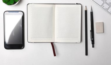 Ofis masası ile boş dizüstü bilgisayar, bilgisayar klavye ve diğer ofis, banka donatımı