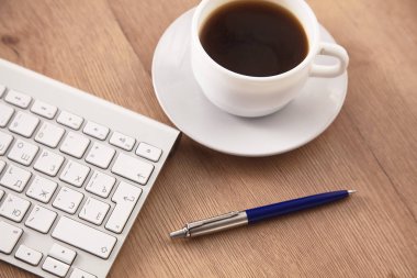 Bir fincan kahve üzerinde Ofis masaları