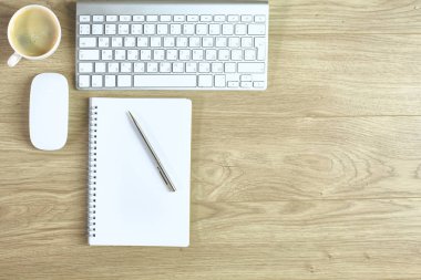 Bir fincan kahve üzerinde Ofis masaları