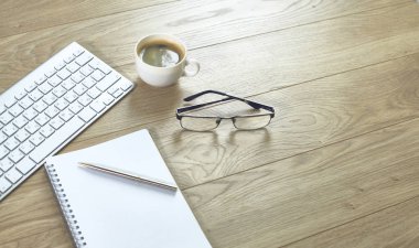 Bir fincan kahve üzerinde Ofis masaları