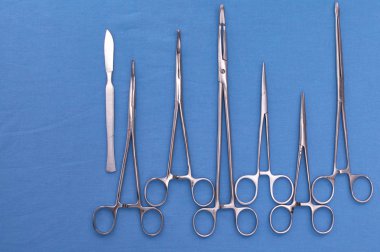 operasyon öncesi masaya cerrahi araçlar