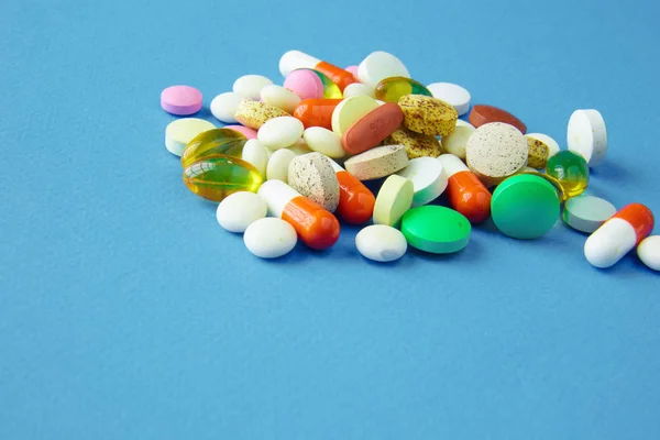 Assortment of pills, tablets and capsules on table — Stock Photo, Image