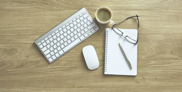 Een kopje koffie op de office-tabel — Stockfoto