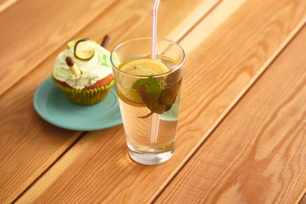 Limonata Limon Dilimleri Bir Cam Ile — Stok fotoğraf