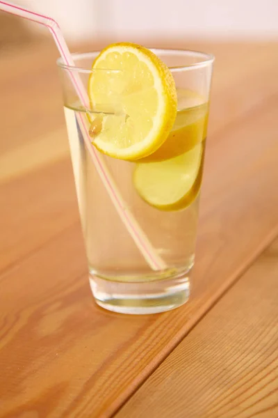 Limonada com fatias de limão em um copo — Fotografia de Stock