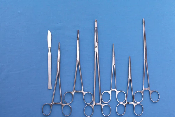 Herramientas quirúrgicas en la mesa antes de la operación —  Fotos de Stock