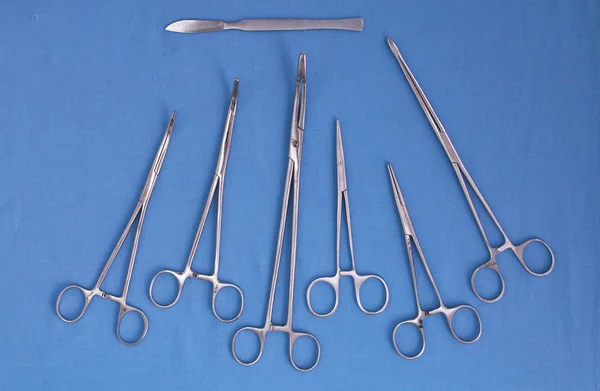 Chirurgische instrumenten bij de bewerking op tafel — Stockfoto