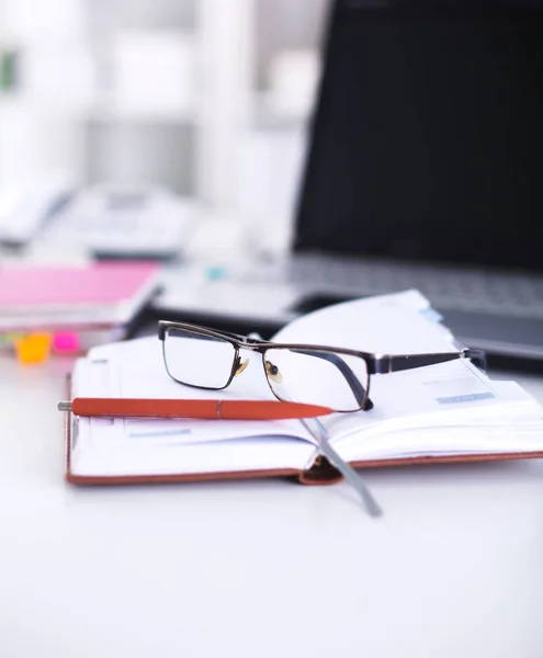 Arbeitsplatzdesktop, Dokumente auf dem Bürotisch — Stockfoto