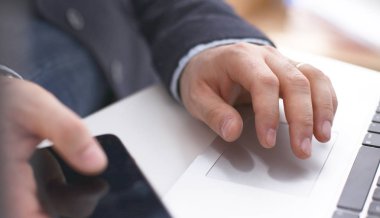 Boş ekran dizüstü co üzerinde çalışan iş adam el yakın çekim