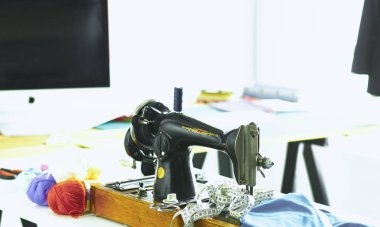 Giysi tasarımcısı masaüstünde Retro dikiş makinesi