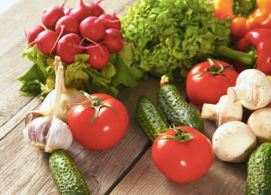 Çeşitli ham organik sebze ahşap masa ile kompozisyon