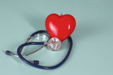 Kırmızı kalp ve masa üzerinde bir stetoskop