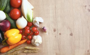Çeşitli ham organik sebze ahşap masa ile kompozisyon
