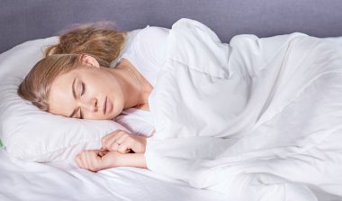 Güzel kız yatakta yatarken yatak odasında, uyuyor