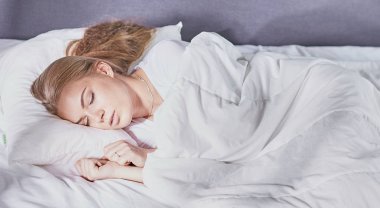 Güzel kız yatakta yatarken yatak odasında, uyuyor