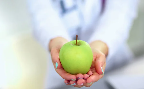 Läkaren håller färska gröna äpplen, närbild skott — Stockfoto