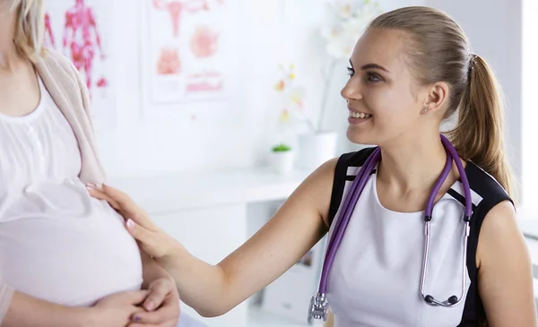 Ginekologii konsultacji. Kobieta w ciąży z jej lekarzem w clin — Zdjęcie stockowe