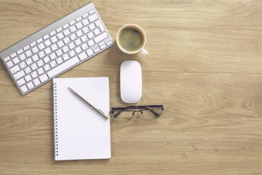 Bir fincan kahve üzerinde Ofis masaları