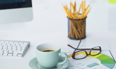 Bir fincan kahve üzerinde Ofis masaları