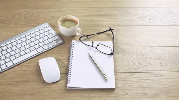 Een kopje koffie op de office-tabel — Stockfoto