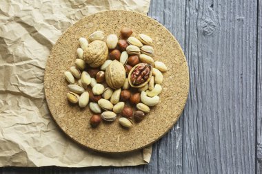 Fındık koyu ahşap bir masa üzerinde ürün yelpazesine. Yukarıdan görüntülemek