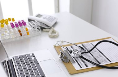 Bilgisayar klavye, fare ve defter bir kalem tablo ile