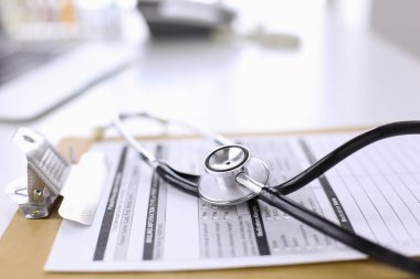Bilgisayar klavye, fare ve defter bir kalem tablo ile