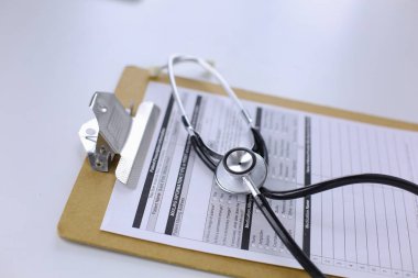 Bilgisayar klavye, fare ve defter bir kalem tablo ile