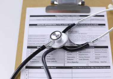 Bilgisayar klavye, fare ve defter bir kalem tablo ile