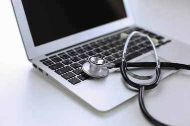 Bir dizüstü bilgisayar klavye online m kavramı içinde yatan stetoskop