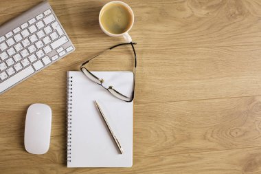 Bir fincan kahve üzerinde Ofis masaları