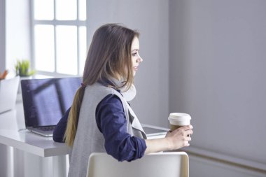 Ofiste çalışan başarılı bir iş kadını.