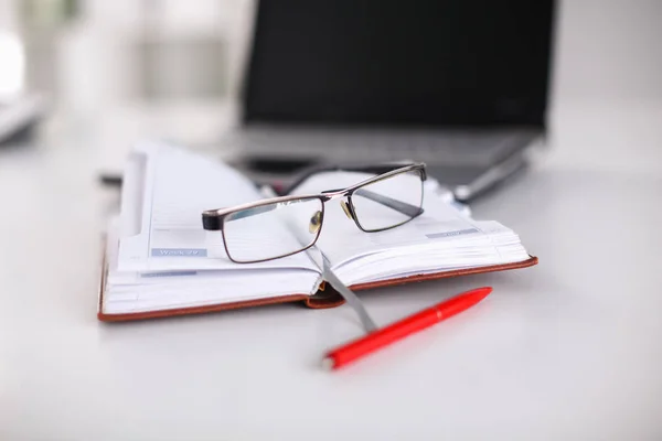 Escritorio de espacio de trabajo, documentos en la mesa de la oficina — Foto de Stock