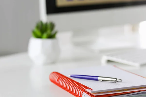 Espace de travail bureau, documents sur la table de bureau — Photo