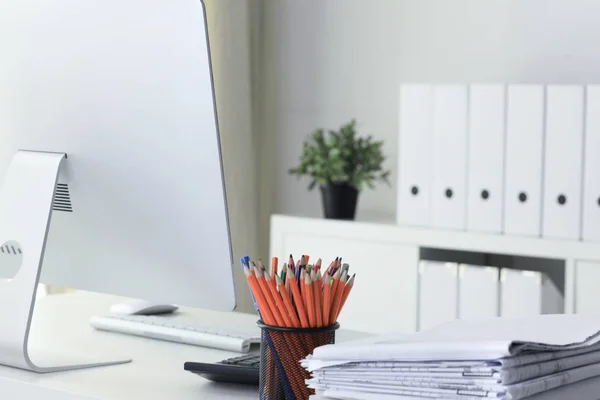 Escritorio de espacio de trabajo, documentos en la mesa de la oficina — Foto de Stock