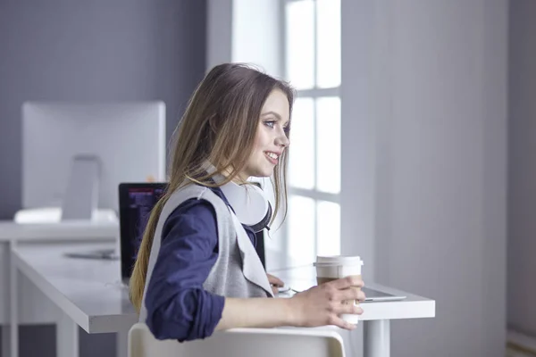 Erfolgreiche Geschäftsfrau im Büro — Stockfoto