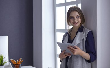 Ofiste çalışan başarılı bir iş kadını.