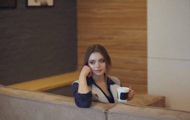 güzel bir genç kadın evde koltukta dinleniyor