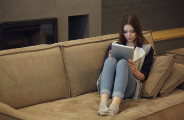 güzel bir genç kadın evde koltukta dinleniyor