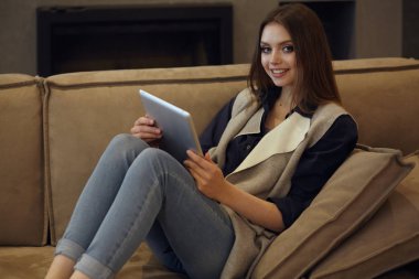 güzel bir genç kadın evde koltukta dinleniyor