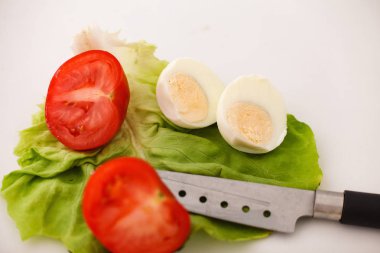 bir tabloda, seçici odak bir tabak içinde taze sebze salatası