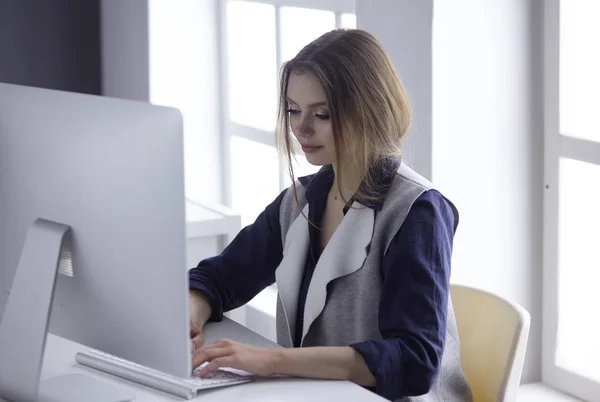 Erfolgreiche Geschäftsfrau im Büro — Stockfoto