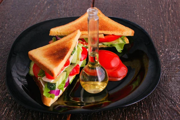 黒皿にトマトと野菜のサンドウィッチ — ストック写真