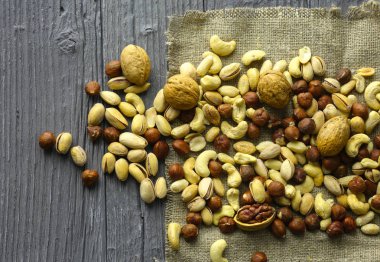 Fındık koyu ahşap bir masa üzerinde ürün yelpazesine. Yukarıdan görüntülemek