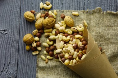 Fındık koyu ahşap bir masa üzerinde ürün yelpazesine. Yukarıdan görüntülemek