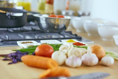 Ahşap tahtalı kompozisyon ve masada yemek pişirmek için malzemeler